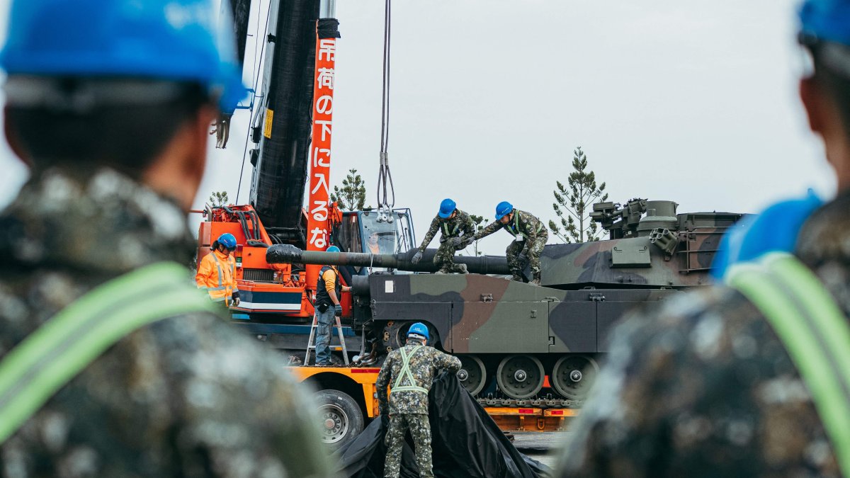 Taiwanese soldiers secure a U.S.-made M1A2 Abrams battle tank onto a trailer at an army training center, in Hsinchu County, Hsinchu, Taiwan, Dec. 16, 2024. (AFP Photo)