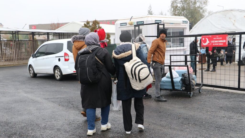 Syrians head to Öncüpınar border crossing, in Kilis, southern Türkiye, Dec. 23, 2024. (AA Photo)