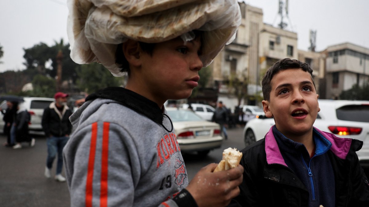 Children carry bread on a street, after the ousting of Syria's Bashar Assad, in Damascus, Syria, Dec. 24, 2024. (Reuters Photo)
