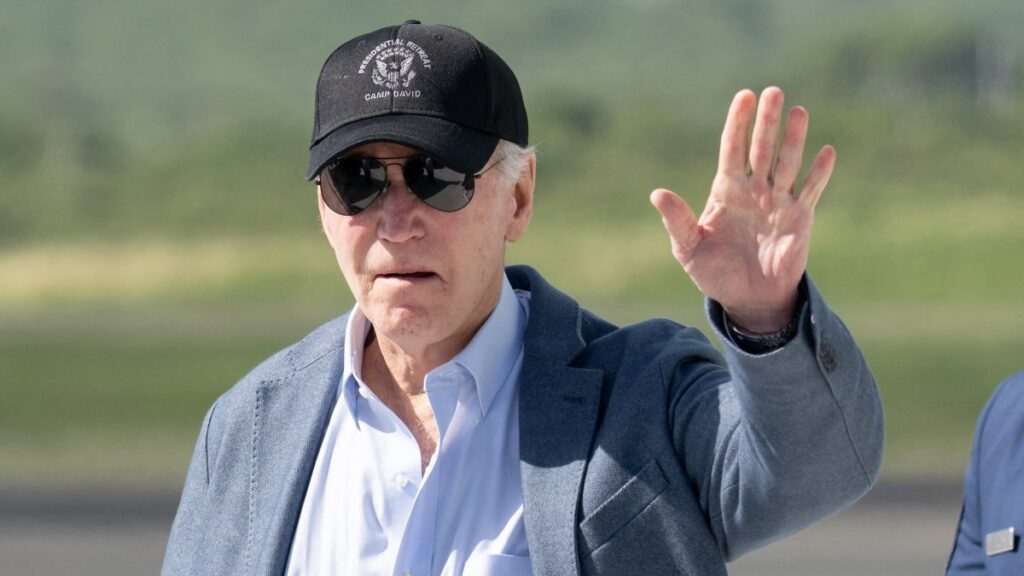 U.S. President Joe Biden waves as he disembarks from Air Force One in Christiansted, St. Croix, on the U.S. Virgin Islands, Dec. 26, 2024. (AFP Photo)