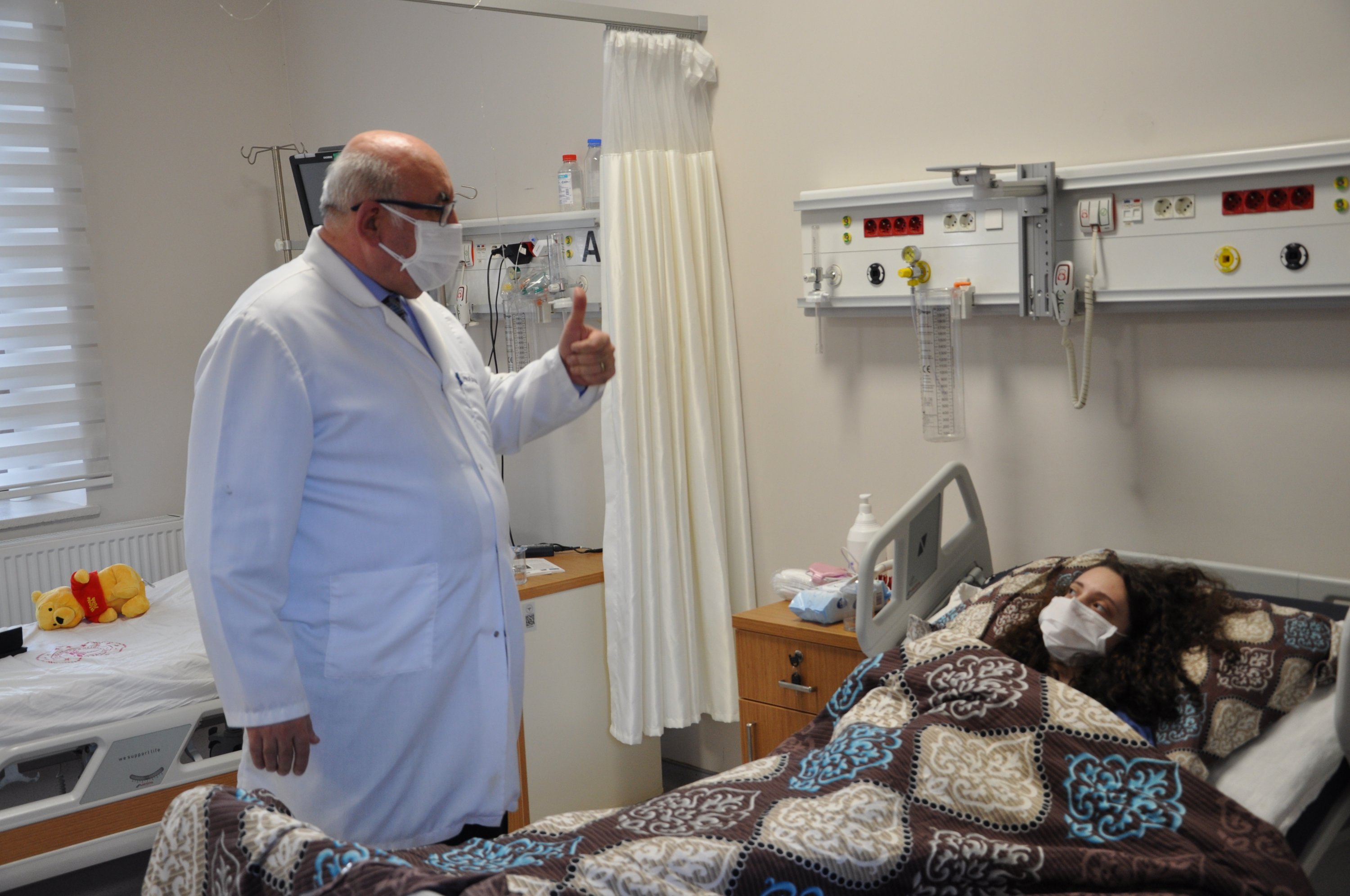 362865 Professor Sedat Altın gives a thumbs-up to a tuberculosis patient at Hadımköy Dr. Ismail Niyazi Kurtulmuş Hospital, Istanbul, Türkiye Jan. 6, 2024. (Sabah Photo)