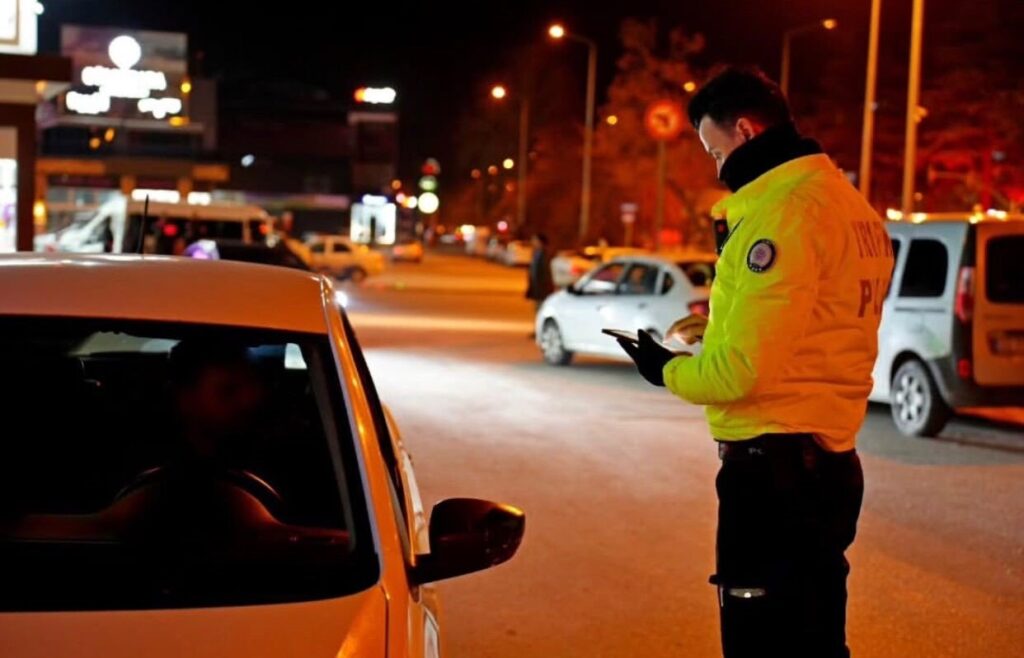 Traffic police investigate a vehicle during routine checks in Isparta, Türkiye, Jan. 8, 2025. (IHA Photo)