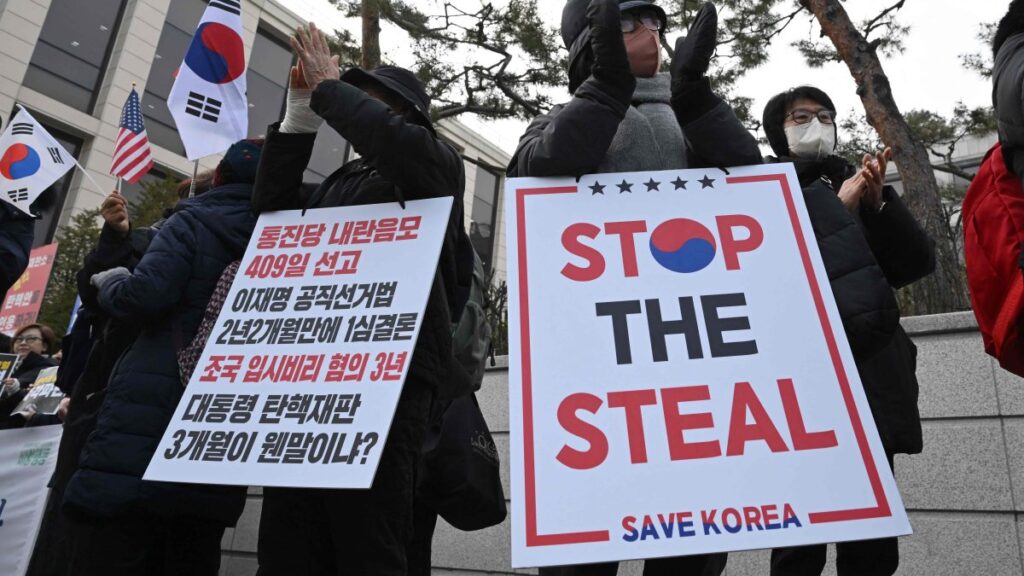 Supporters of impeached South Korean president Yoon Suk Yeol hold placards reading "Stop the steal" in front of the Constitutional Court, Seoul, South Korea, Jan. 14, 2025. (AFP Photo)