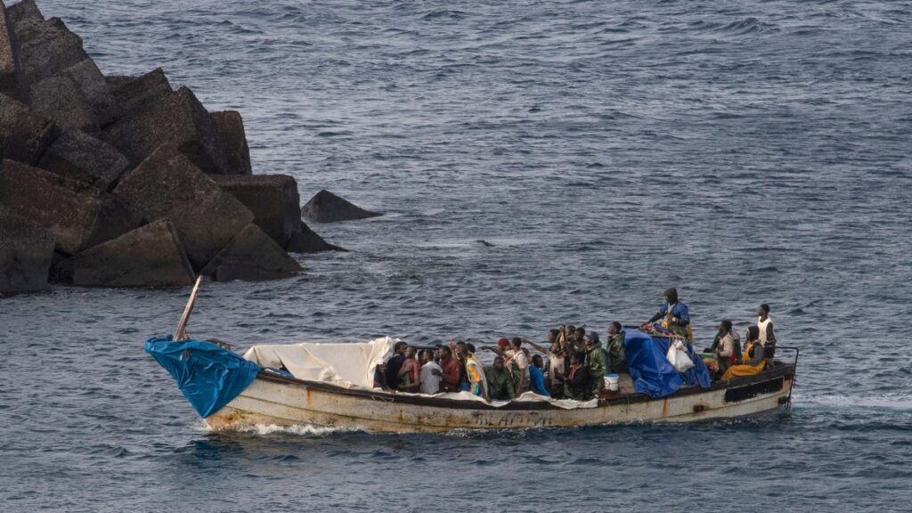 A 'cayuco' boat carrying 57 migrants arrives at La Restinga port, El Hierro, Canary Islands, on Sept. 14, 2024. In a separate incident, seven smugglers were arrested for allegedly killing four migrants, Canary, Spain, Dec. 29, 2024. (AFP Photo)