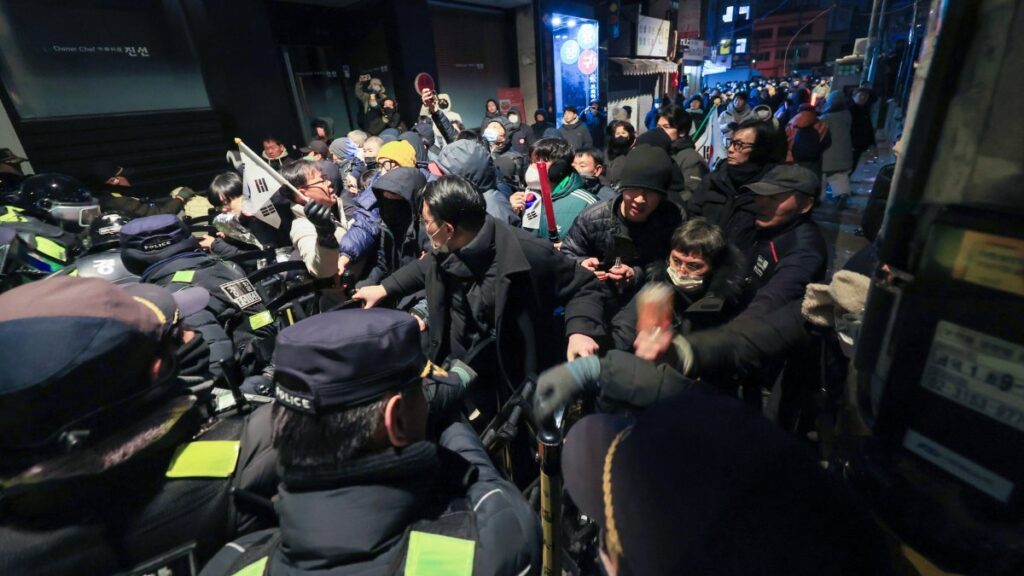 Police officers try to break up a crowd of supporters of suspended President Yoon Suk Yeol, in Seoul, South Korea, Jan. 19, 2025. (EPA Photo)