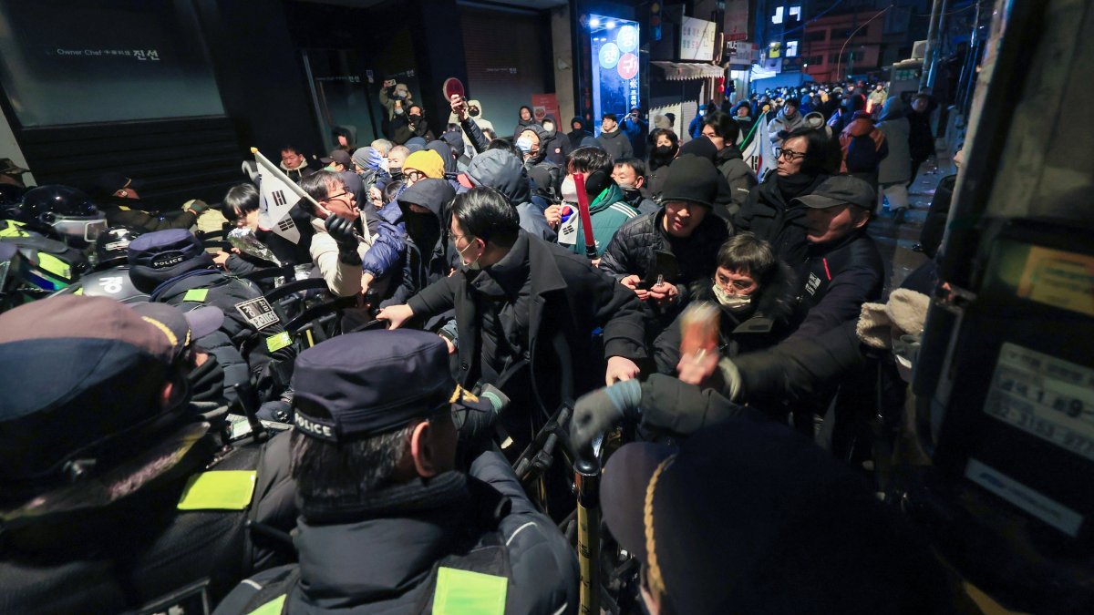 Police officers try to break up a crowd of supporters of suspended President Yoon Suk Yeol, in Seoul, South Korea, Jan. 19, 2025. (EPA Photo)
