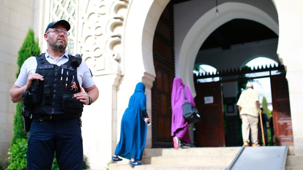 A police officer stands guard as people enter the Grand Mosque of Paris, Paris, France, May 27, 2017. (AFP File Photo)