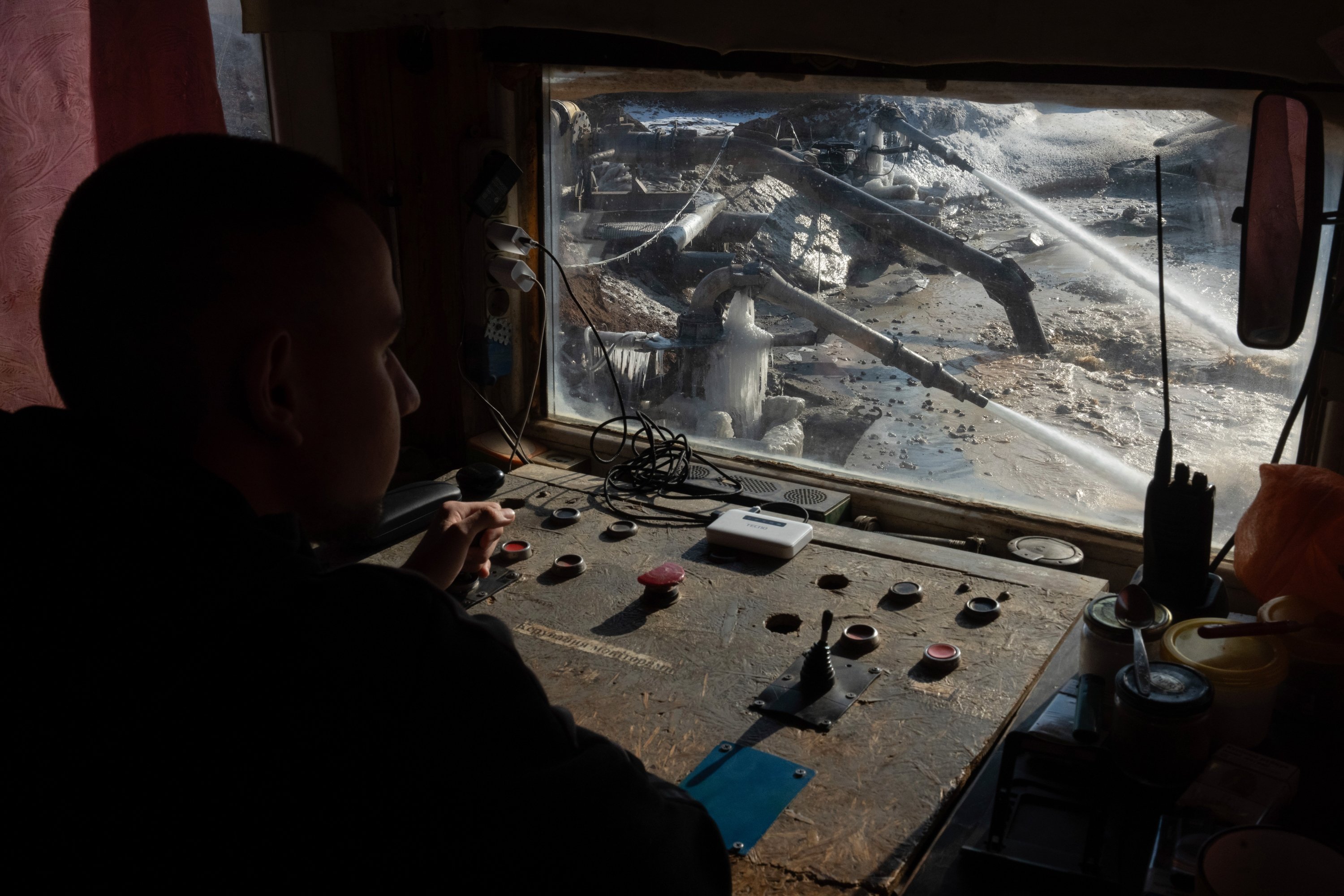 368700 A worker controls extraction of ilmenite, a key element used to produce titanium, in an open pit mine in the central region of Kirovohrad, Ukraine, Feb. 12, 2025. (AP Photo)
