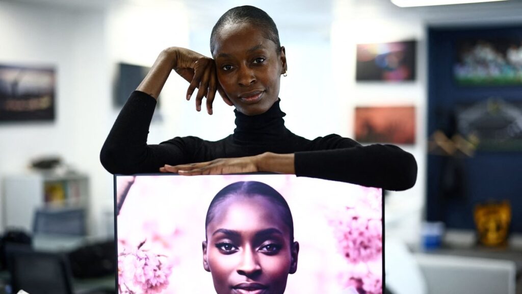 London-based model Alexsandrah Gondora poses for a photograph with her on-screen AI twin "Alex," created by a digital modeling agency, The Diigitals in the AFP offices in London, U.K., Feb. 21, 2025. (AFP Photo)