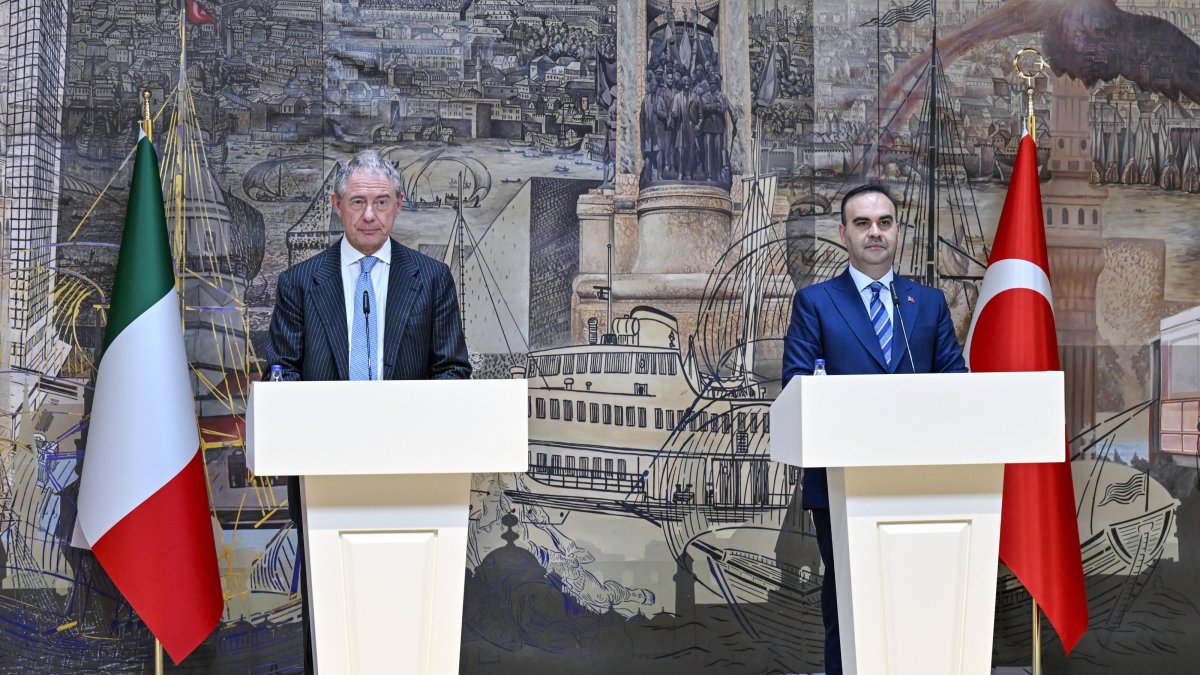 Industry and Technology Minister Mehmet Fatih Kacır (R) and Enterprises and Made in Italy Minister Adolfo Urso hold a joint news conference in Istanbul, Türkiye, Feb. 18, 2025. (AA Photo)