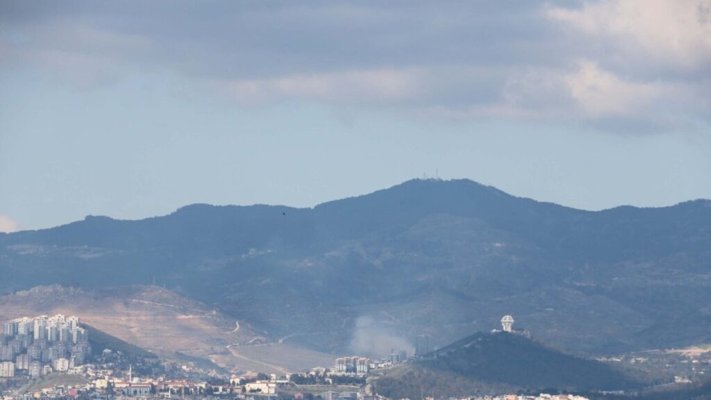 A view of heavy air pollution covering the skyline in Izmir, Türkiye, Feb. 23, 2025. (DHA Photo)