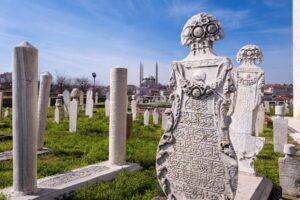 Ottoman gravestones with the Selimiye Mosque in the background, Edirne, Türkiye, March 9, 2019. (Shutterstock Photo)