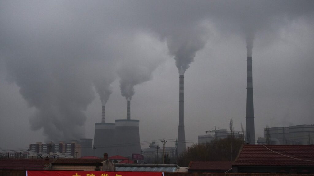 Smoke belching from a coal-fueled power station near Datong, northern Shanxi province, China, Nov. 19, 2015. (AFP Photo)