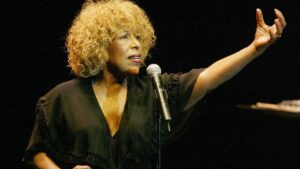 U.S. singer Roberta Flack performs at the 40th Jazzaldia festival in the Basque city of San Sebastian, Spain, July 23, 2005. (AFP Photo)