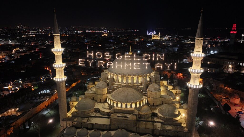 Mahya lights up the Süleymaniye Mosque with the message "Hoş Geldin Ey Rahmet Ayı," meaning "Welcome, O Month of Mercy," Istanbul, Türkiye, Feb. 25, 2025. (AA Photo)