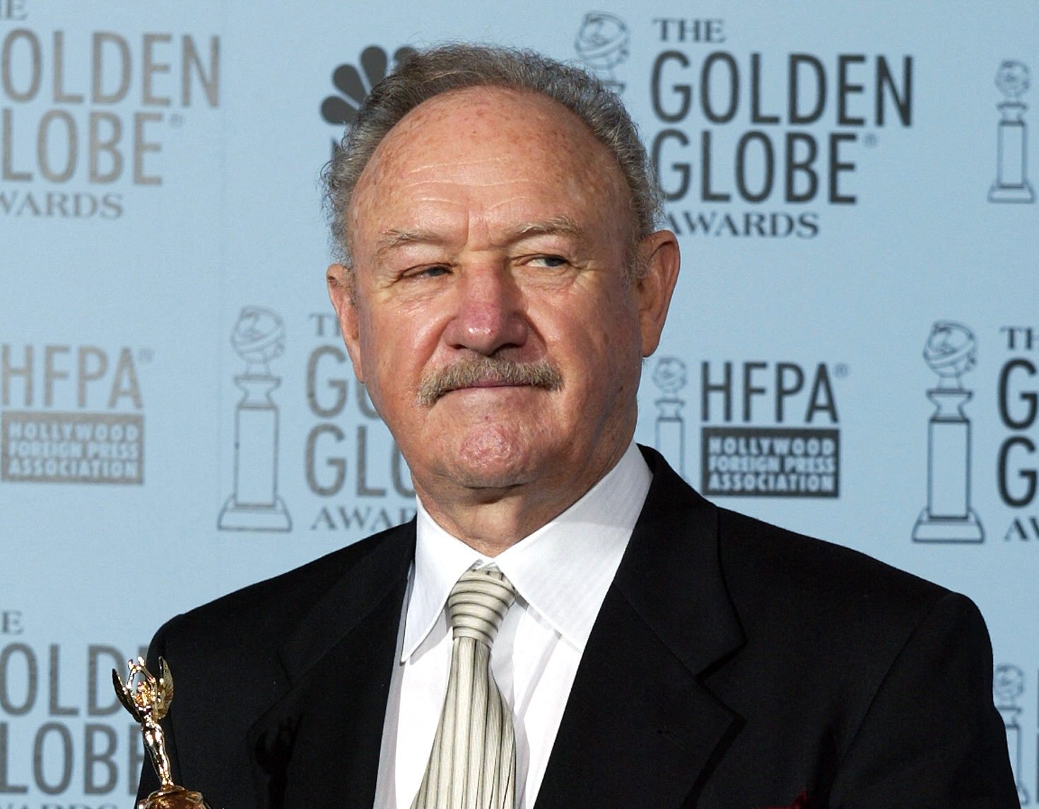 Actor Gene Hackman holds the Cecile B. DeMille Award at the 60th Annual Golden Globe Awards, Beverly Hills, California, U.S., Jan. 19, 2003. (AFP Photo)