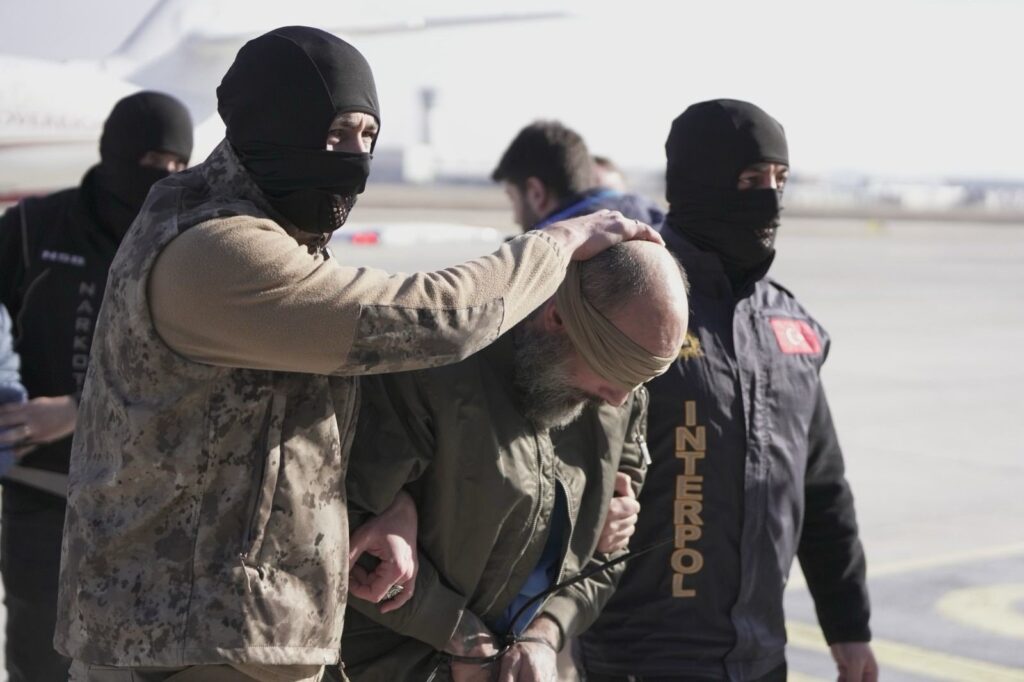 Turkish security forces escort extradited fugitives Sinan Memi and Atakan Avcı upon their arrival in Ankara, Türkiye, Feb. 28, 2025. (IHA Photo)