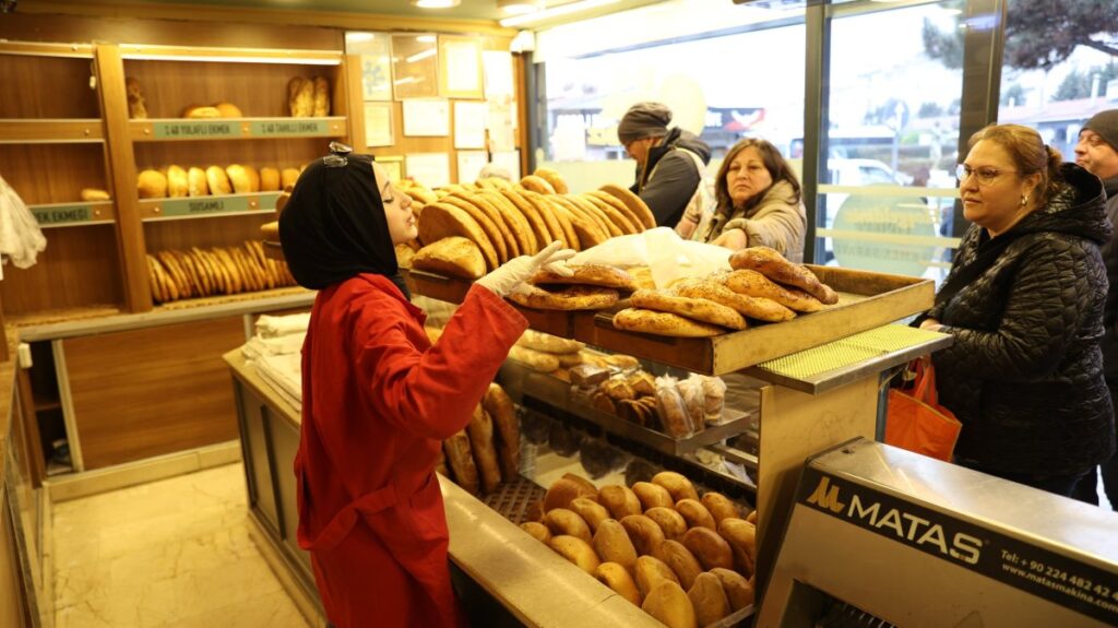 People buy traditional Ramadan pide at a bakery during Islam's holy month of Ramadan, Istanbul, Türkiye, March 4, 2025. (AA Photo)
