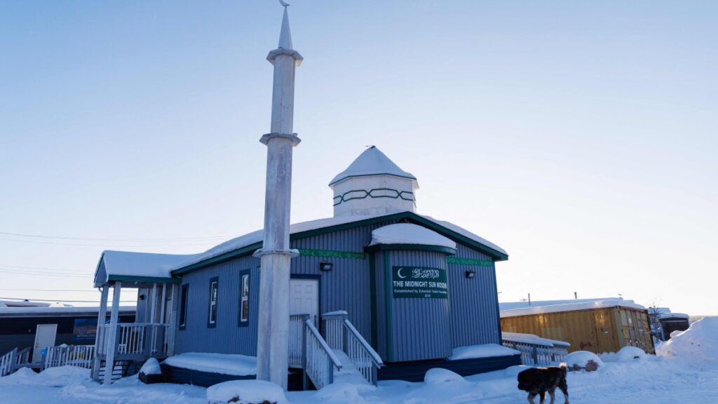 The sun hangs low in the sky over the Midnight Sun Mosque as Muslim devotees prepare to break their fast for Iftar during Ramadan, Inuvik, Canada, March 2, 2025. (AFP Photo)