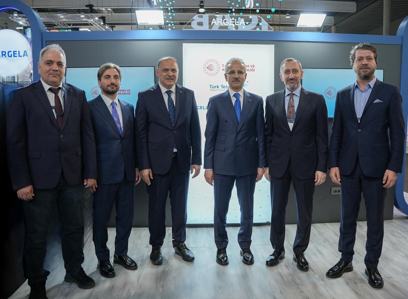 371920 Transport and Infrastructure Minister Abdulkadir Uraloğlu (3rd R), Deputy Transport and Infrastructure Minister Ömer Fatih Sayan (3rd L) and Ümit Önal (2nd R), CEO of Türk Telekom, on the sidelines of the World Mobile Congress, Barcelona, Spain, March 4, 2025. (Courtesy of Türk Telekom)