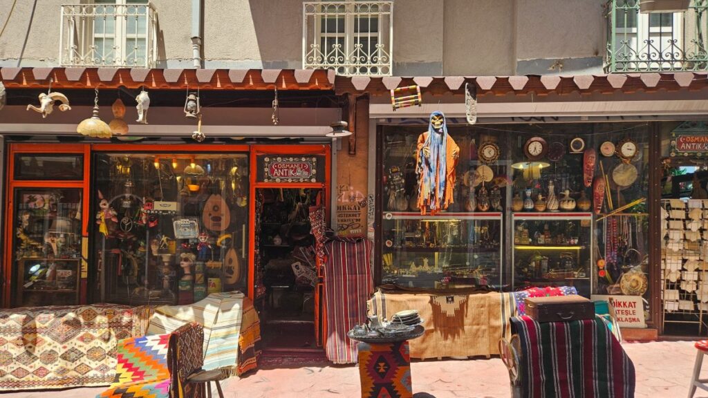 Vintage and antique shops in Cihangir, Istanbul, Türkiye, July 10, 2024. (Shutterstock Photo)