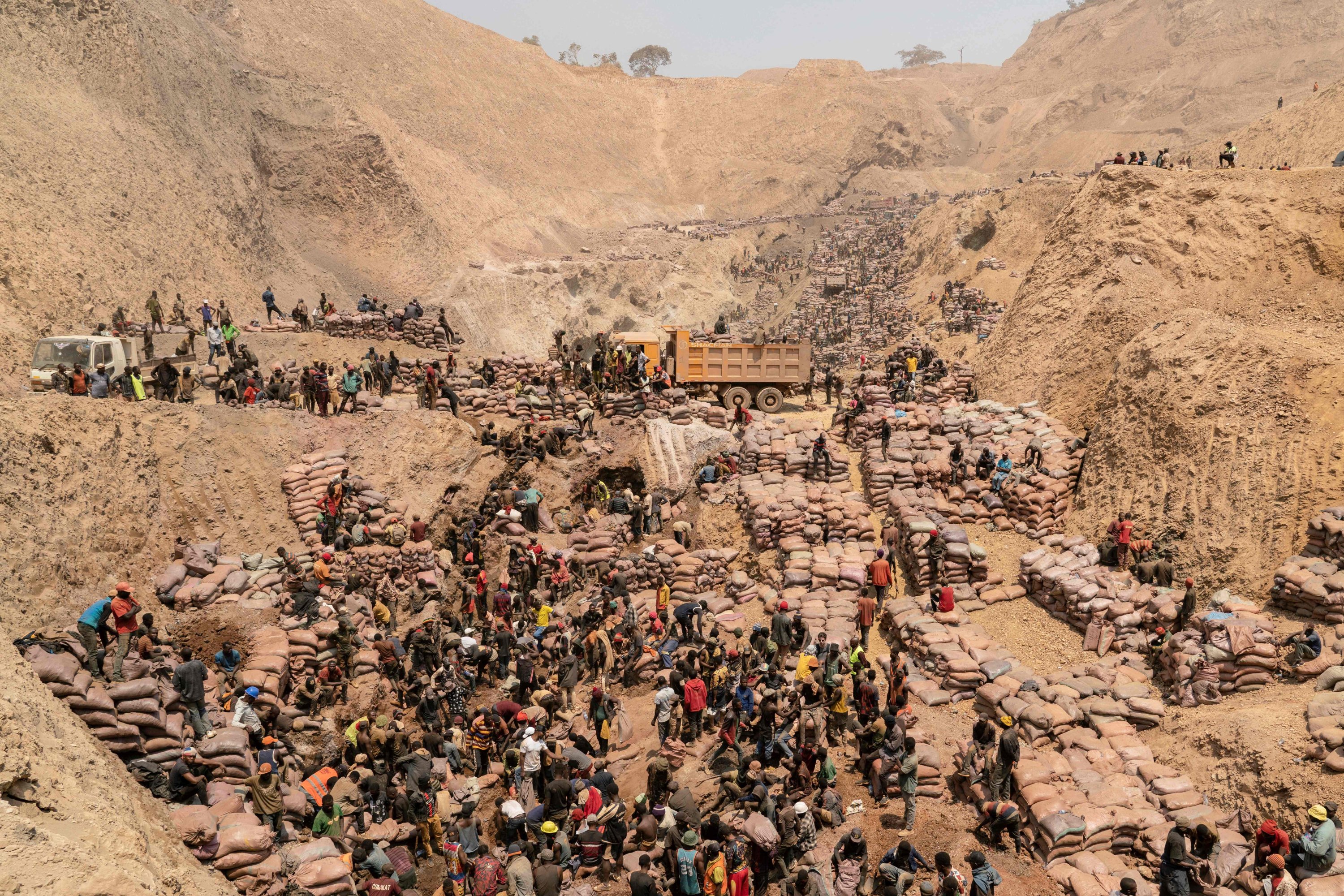 372786 A general view of artisanal miners working at the Shabara artisanal mine in the DRC, the world's major supplier of cobalt, near Kolwezi, DRC, Oct. 12, 2022. (AFP Photo)