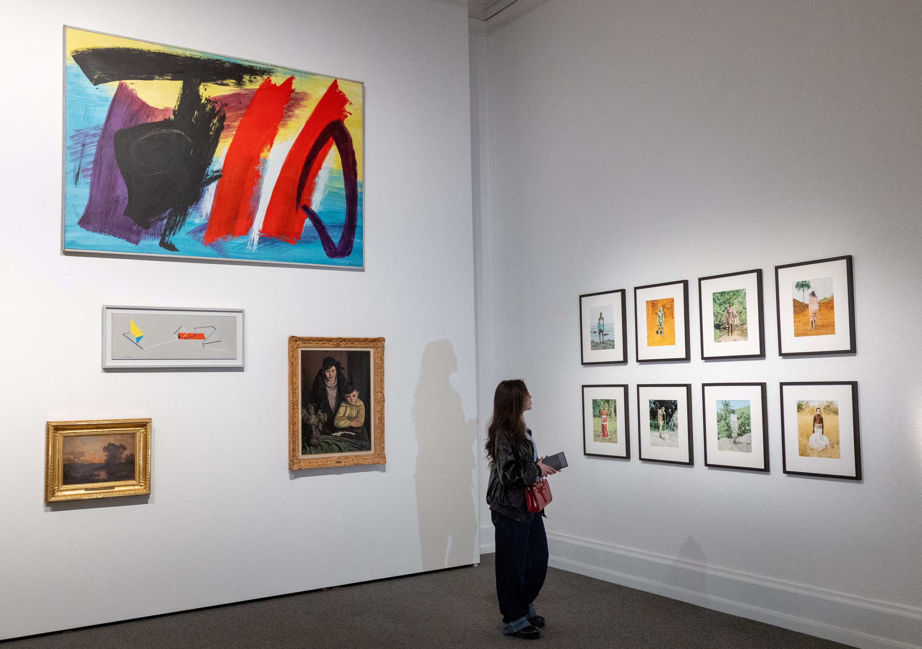 373007 A patient, who is a part of a project in which doctors prescribe museum visits, looks at artworks in the Art and History Museum, Neuchatel, Switzerland, March 11, 2025. (Reuters Photo)