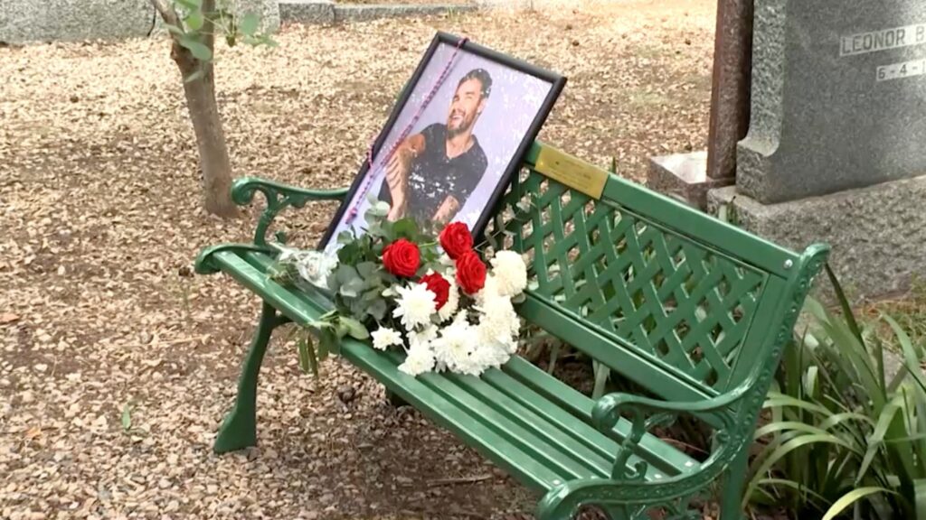 A portrait of late British singer Liam Payne and flowers sit on a bench unveiled by One Direction fans at the British Cemetery, Buenos Aires, Argentina, March 16, 2025. (Reuters Photo)