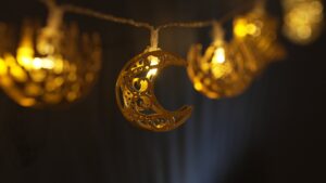 Ramadan-themed decorations brighten homes and businesses in Türkiye. (Shutterstock Photo)