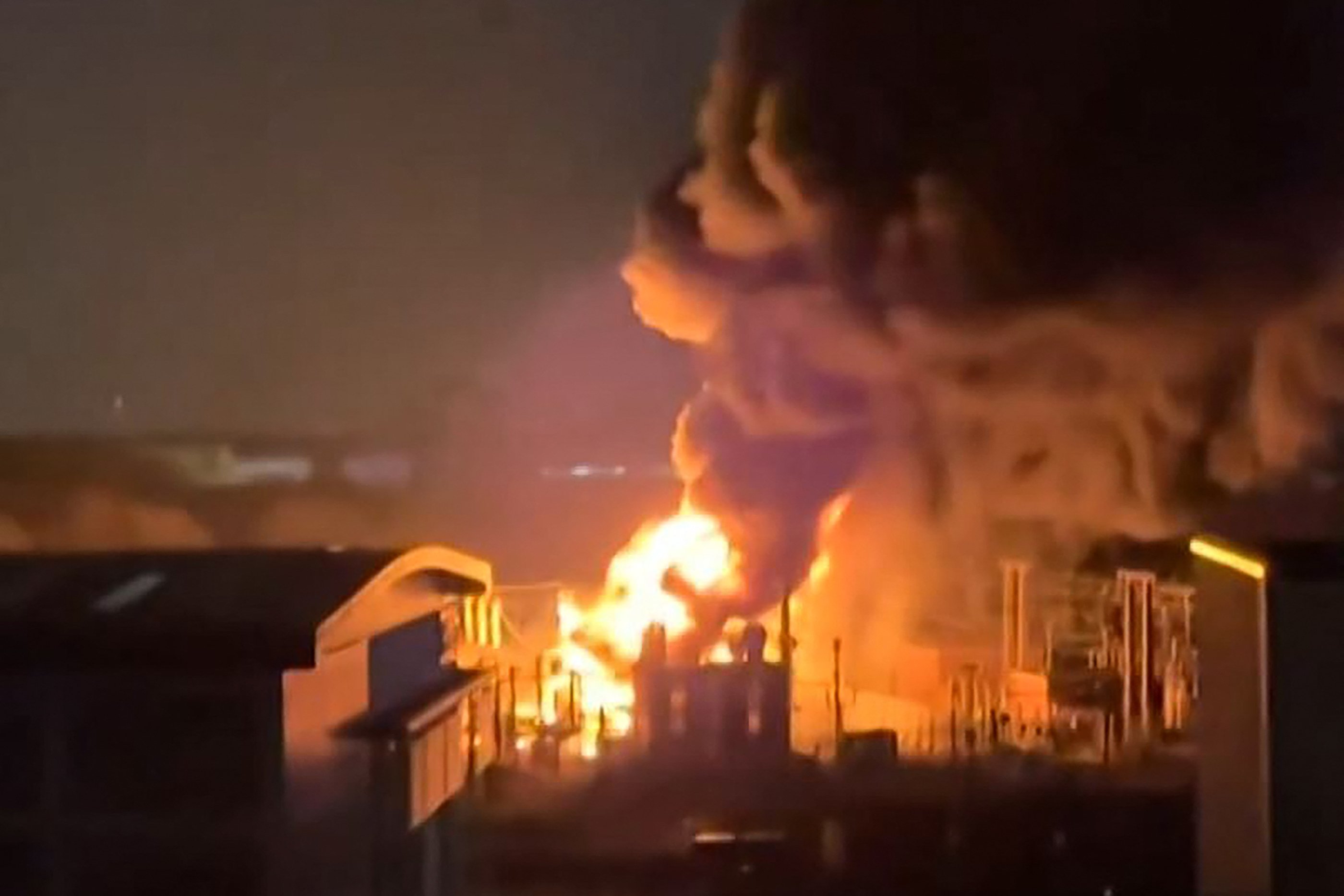 373988 Smoke billows from a fire at a neighborhood electrical substation supplying power to Heathrow Airport, Hayes, London, U.K., March 21, 2025. (AFP Photo)