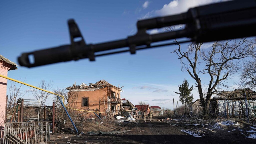 Russian soldiers walk past destroyed houses in the village of Kazachya Loknya, which was previously held by Ukrainian troops and recently retaken by Russia, Sudzha district, Kursk, Russia, March 18, 2025. (AFP Photo)