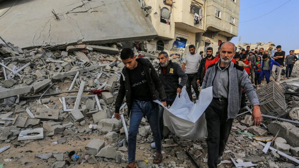 Civil defense teams and residents continue their efforts to reach the Palestinians trapped under the rubble after an airstrike carried out by the Israeli military on a house belonging to the Abdulhadi family, Khan Younis, Palestine, April 6, 2025. (AA Photo)