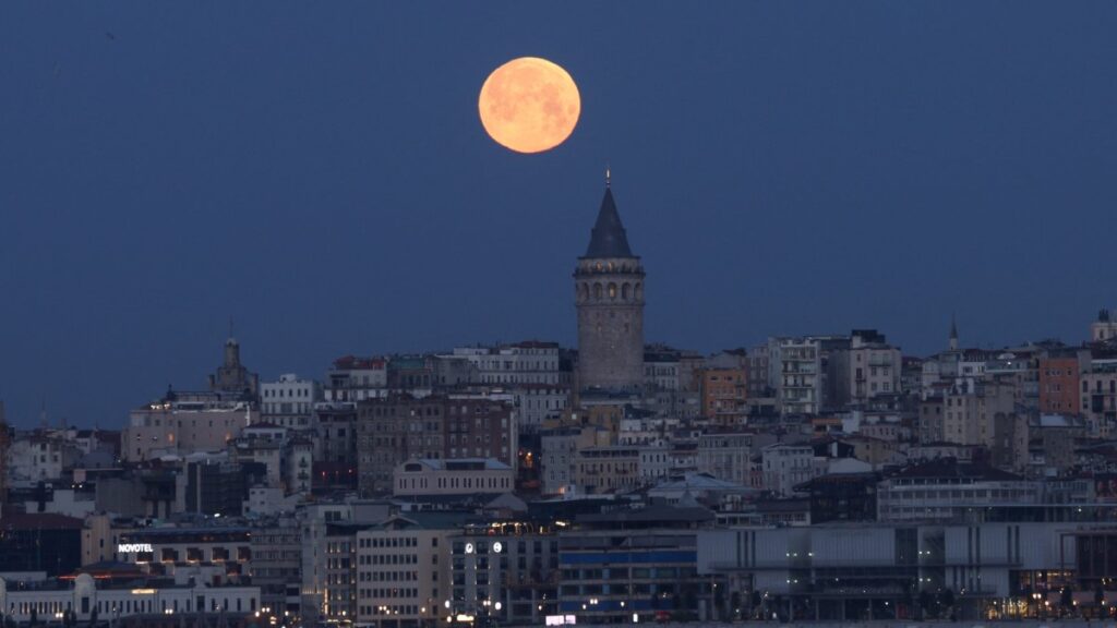 The moon is seen over the Galata Tower, Istanbul, Türkiye, March 14, 2025. (Reuters Photo)
