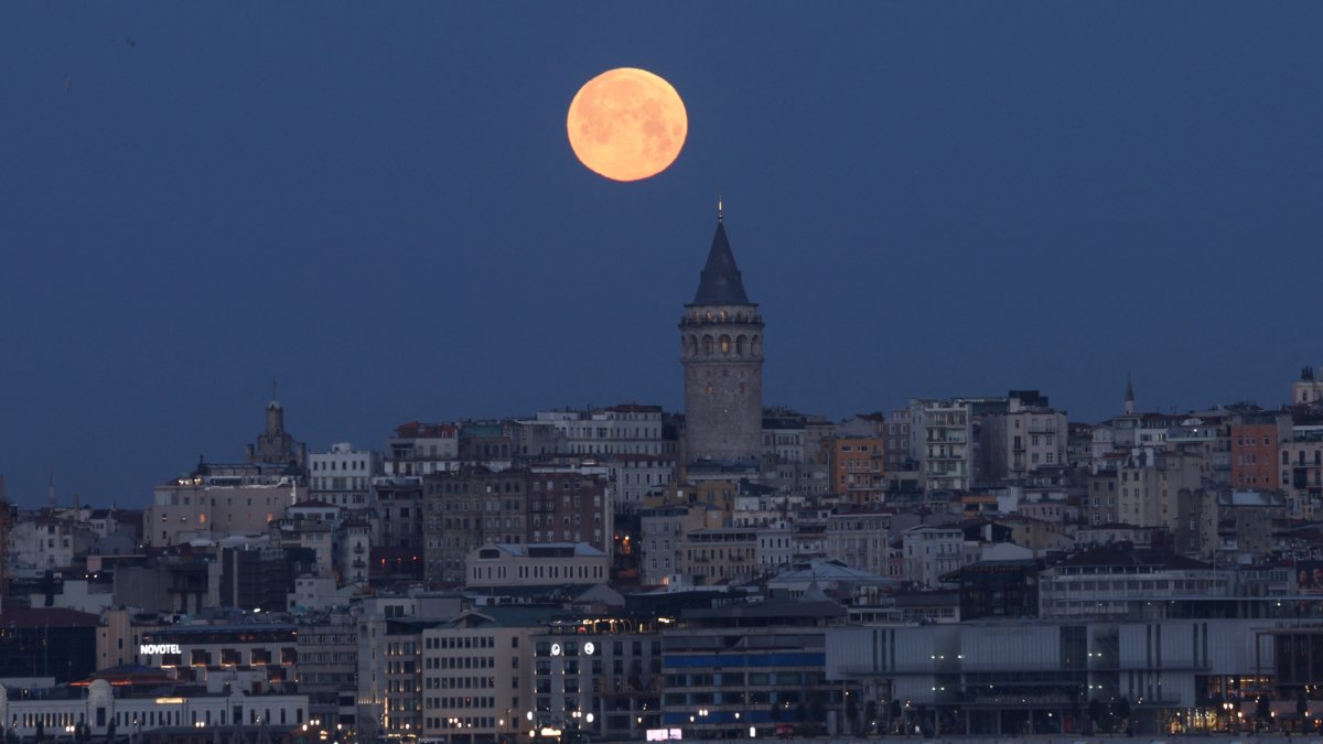 The moon is seen over the Galata Tower, Istanbul, Türkiye, March 14, 2025. (Reuters Photo)