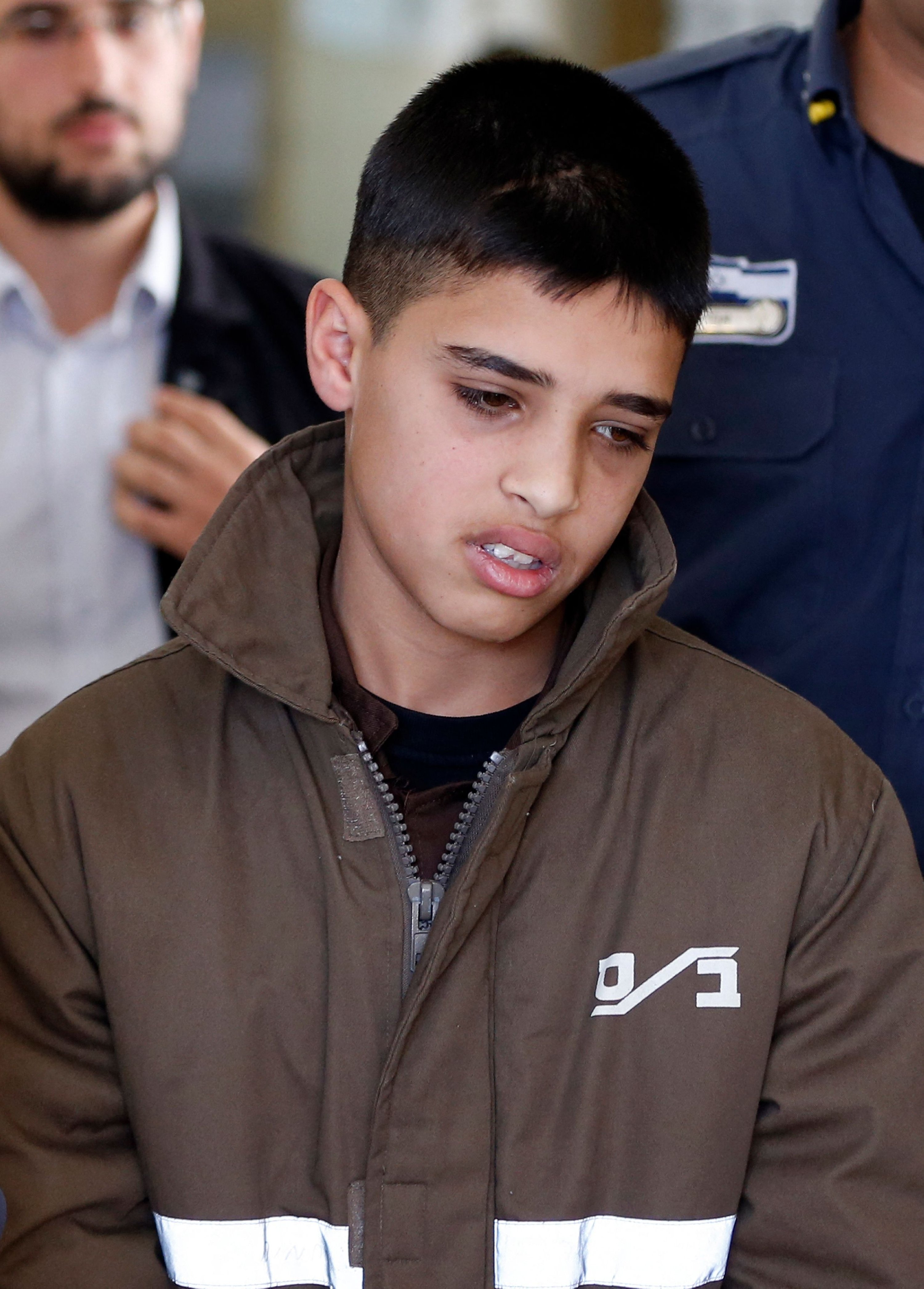 377051 13-year old Palestinian boy Ahmed Manasra is escorted by Israeli security during a hearing at a Jerusalem court, Oct. 30, 2015. (AFP File Photo)