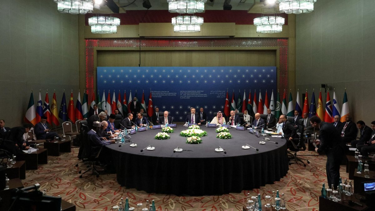 Foreign Minister Hakan Fidan (C) is seen during a meeting with the Gaza contact group at a hotel in the southern Antalya province, Türkiye, April 11, 2025 (AA Photo)