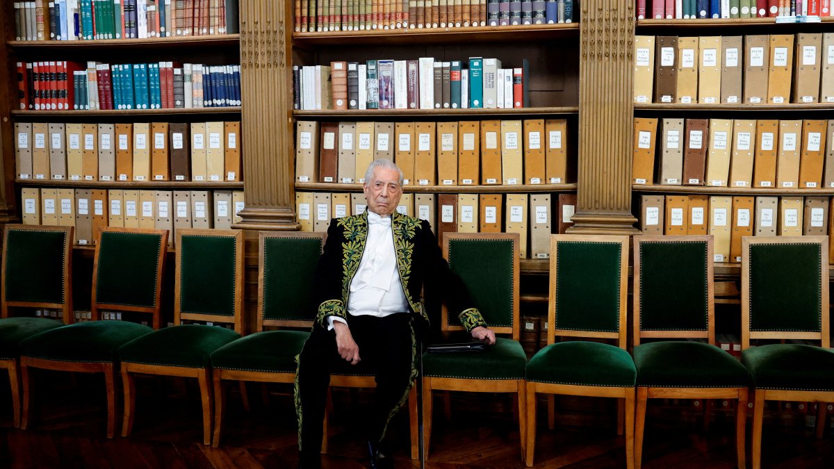 Mario Vargas Llosa, Peruvian writer and Nobel Prize winner, dressed in the traditional attire of French Academicians with his ceremonial epee, poses in the library of the Institut de France before the ceremony during which he will be inducted into the Academie Francaise (French Academy) as an 'Immortal' member, in Paris, France, Feb. 9, 2023. (Reuters Photo)