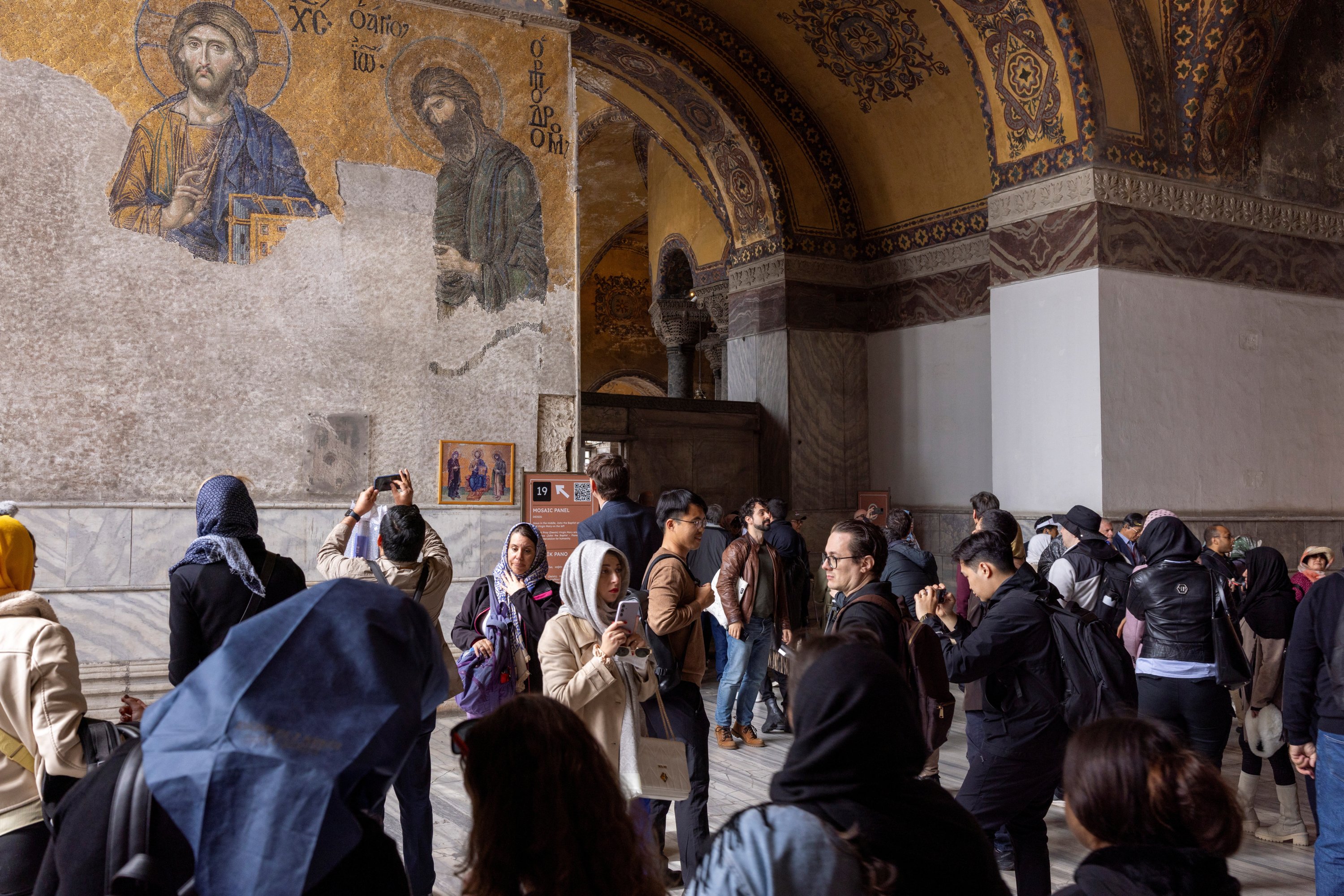 377647 The Mosaic arts inside Hagia Sophia grand mosque keep attracting visitors, Istanbul, Türkiye, April 14, 2025. (Reuters photo)