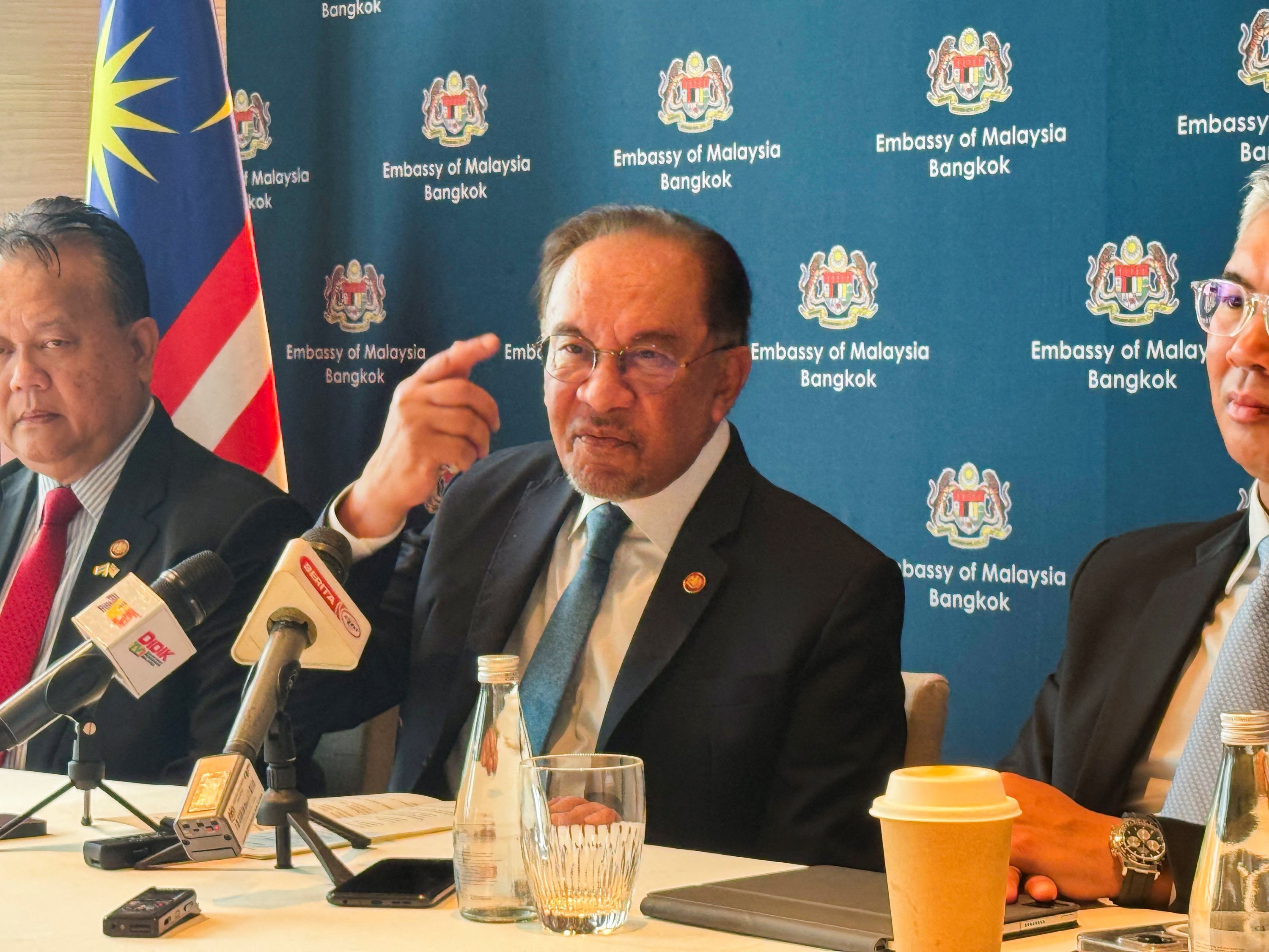 378370 Malaysian Prime Minister Anwar Ibrahim speaks during a press conference, following talks with a key Myanmar opposition group, a day after meeting with Myanmar's junta chief Min Aung Hlaing, Bangkok, Thailand, April 18, 2025. (Reuters Photo)