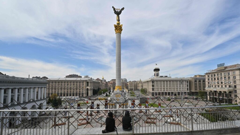 A couple looks at Independence Square in Kyiv during a warm spring day amid the Russian invasion of Ukraine, Kyiv, Ukraine, April 19, 2025. (AFP Photo)