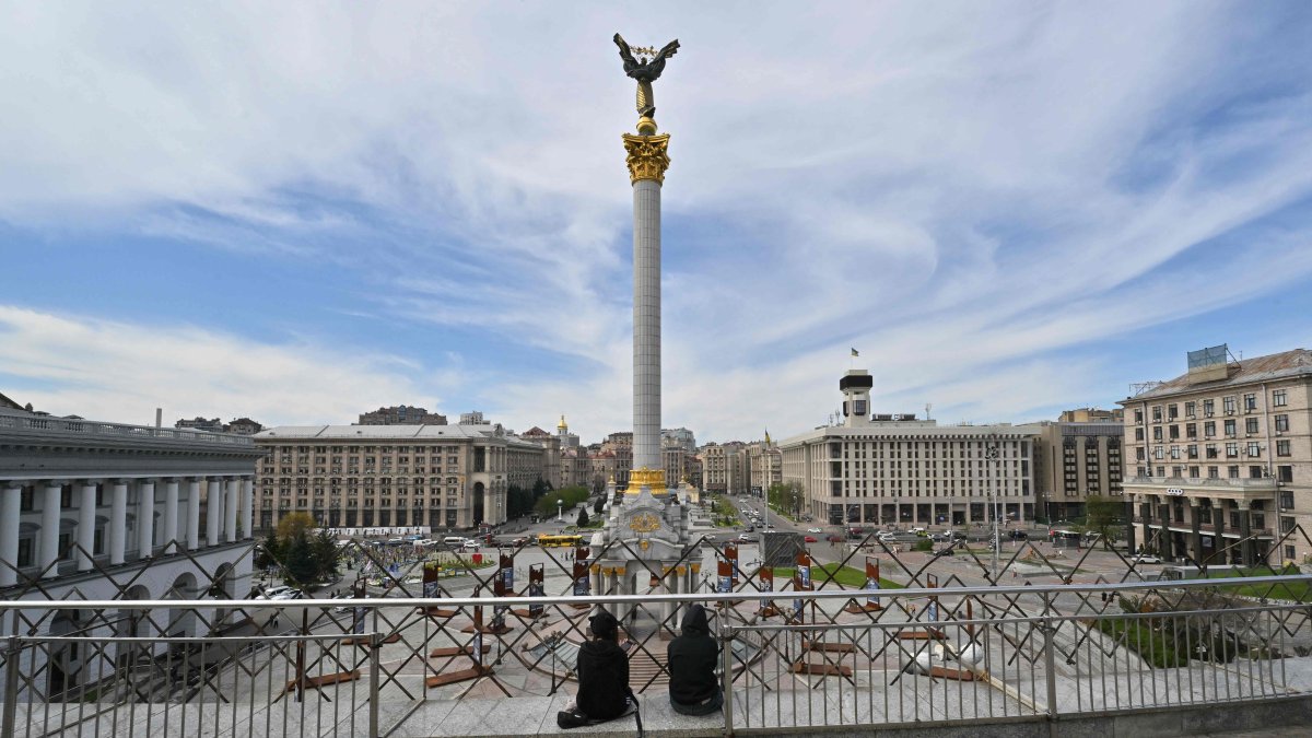 A couple looks at Independence Square in Kyiv during a warm spring day amid the Russian invasion of Ukraine, Kyiv, Ukraine, April 19, 2025. (AFP Photo)