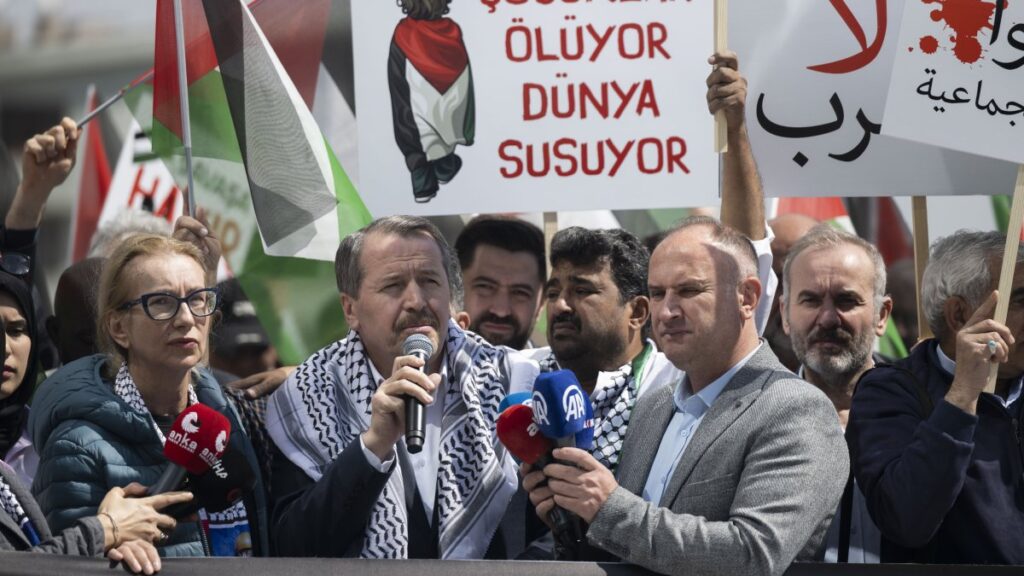 The head of Türkiye's largest civil servants' union, Memur-Sen, Ali Yalçın, is seen speaking to the media in front of the U.N. Türkiye representation, Ankara, Türkiye, April 21, 2025 (AA Photo)