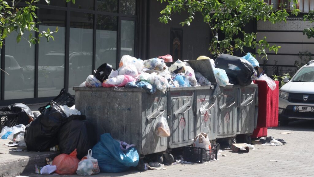 Uncollected garbage in the Çiğli district, Izmir, western Türkiye, April 18, 2025. (AA Photo)