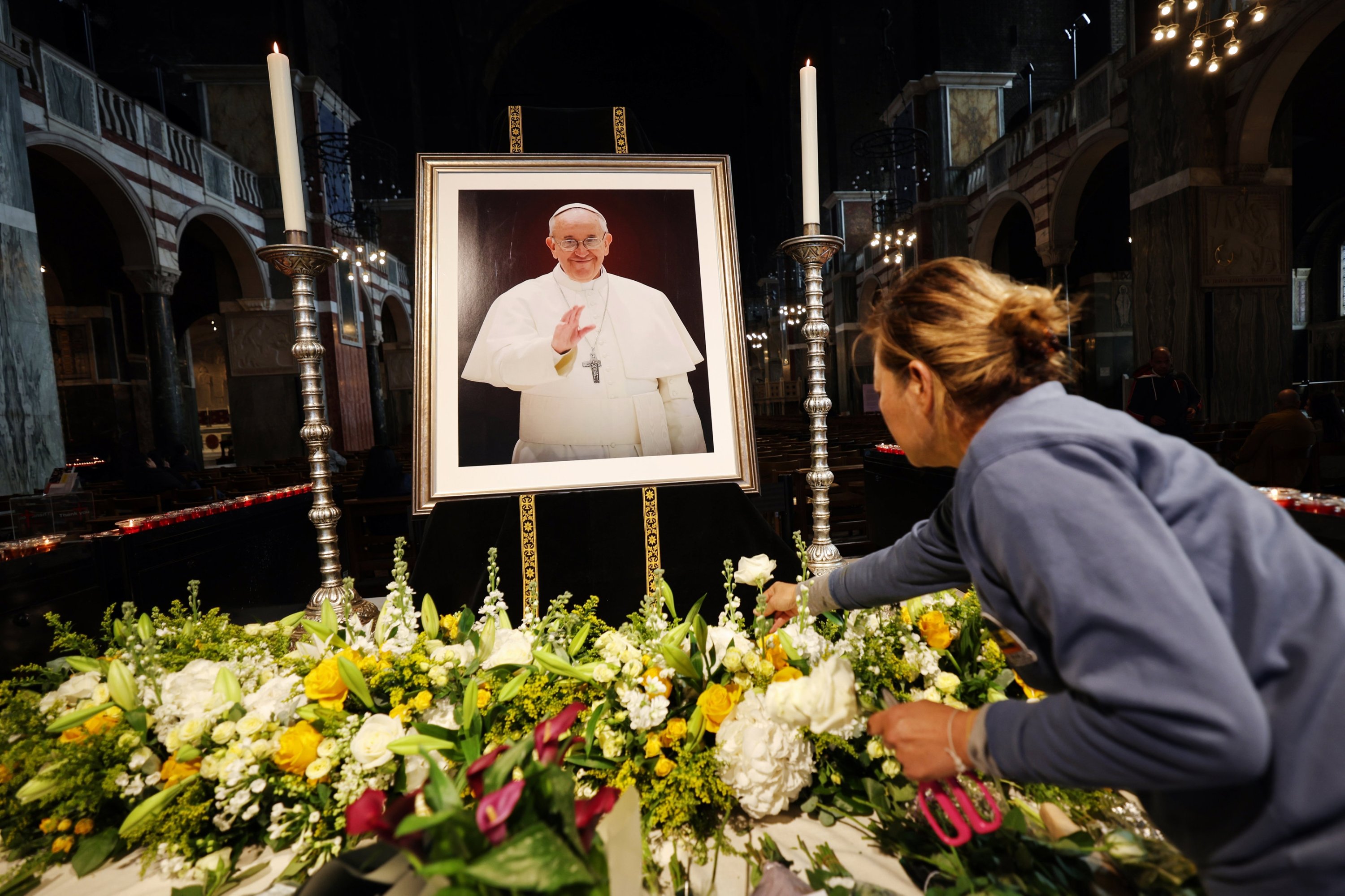 378923 A person lays floral tributes beside a portrait of Pope Francis inside the Westminster Cathedral, in London, U.K., April 22, 2025. (EPA Photo)