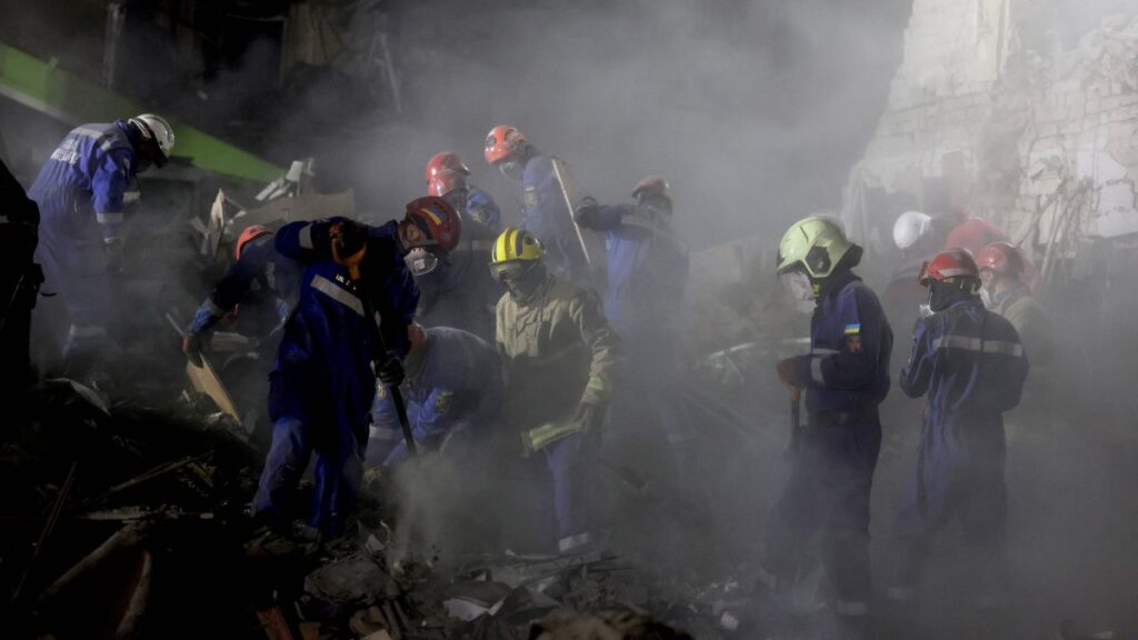 Ukrainian rescuers operate at the site of a Russian missile attack in Kyiv, Ukraine, April 24, 2025. (AFP Photo)