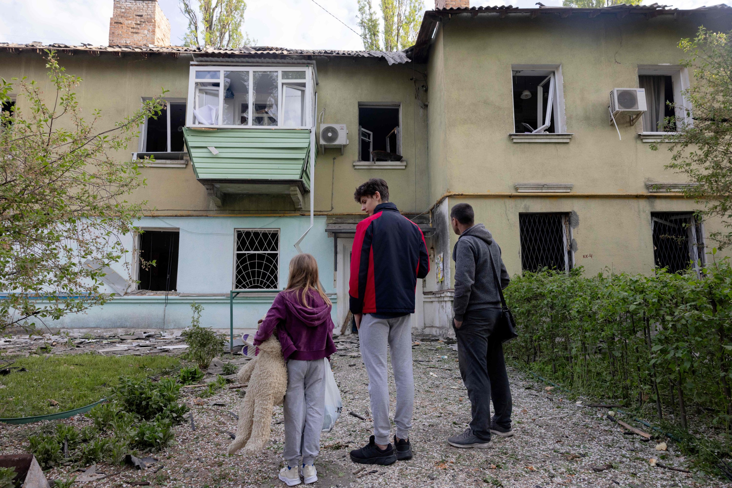 379179 Locals stand in front of their damaged apartment building following a Russian missile attack in Kyiv, Ukraine, April 24, 2025. (AFP Photo)