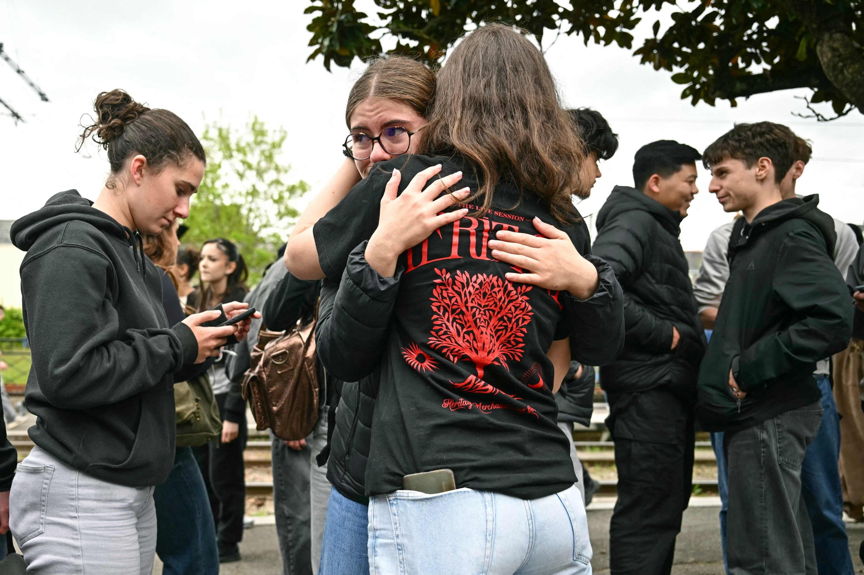 379333 Students cry and embracing each other at the high school Notre-Dame de Toutes-Aides after a knife attack, in Nantes, western France, April 24, 2025. (AFP Photo)