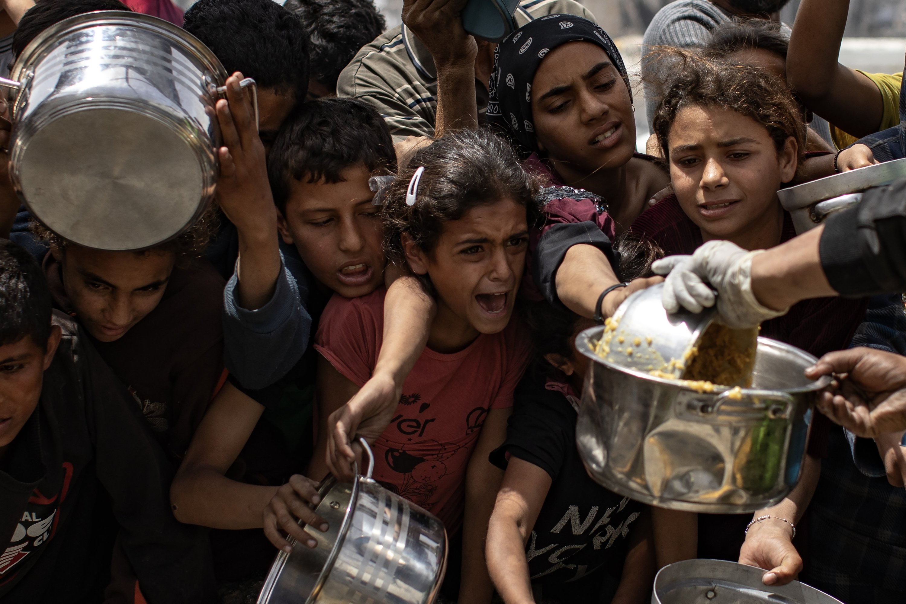 379346 Internally displaced Palestinians push themselves in line to receive a portion of food from a charity kitchen, Jabalia, Gaza Strip, Palestine, April 24, 2025. (EPA Photo)