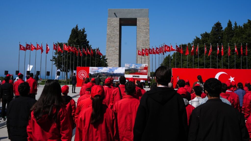 Citizens march in commemoration of soldiers killed in the Çanakkale land battle during World War I at the martyrs' cemetery on the Gallipoli Peninsula, Çanakkale, western Türkiye, April 25, 2025. (AA Photo)