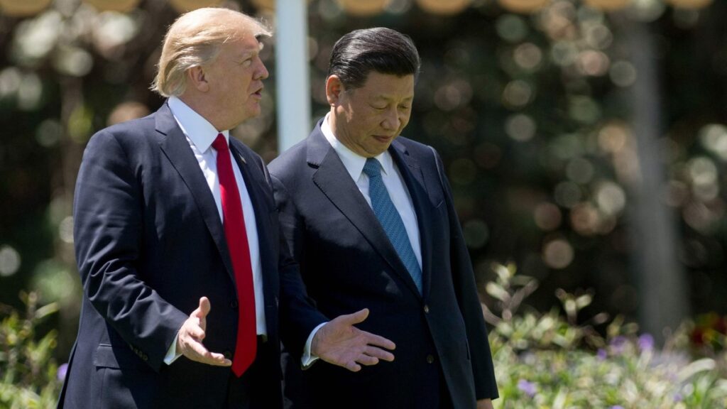 U.S. President Donald Trump (L) and Chinese President Xi Jinping walk together at the Mar-a-Lago estate in Palm Beach, Florida, U.S., April 7, 2017. (AFP Photo)